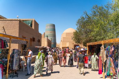 Khiva 'daki ünlü pazar caddesinin manzarası.