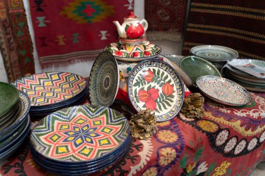 Buhara 'da geleneksel Özbekistan yemekleri olan Özbek pazarı