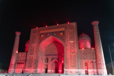 Semerkant, Özbekistan 'daki Registon Meydanı' nda Tillya Kori Madrasah ve Ulugbek medrasasi ve Sherdor Madrasa