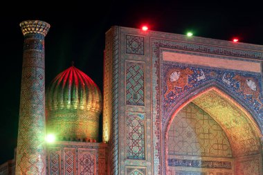 Semerkant, Özbekistan 'daki Registon Meydanı' nda Tillya Kori Madrasah ve Ulugbek medrasasi ve Sherdor Madrasa
