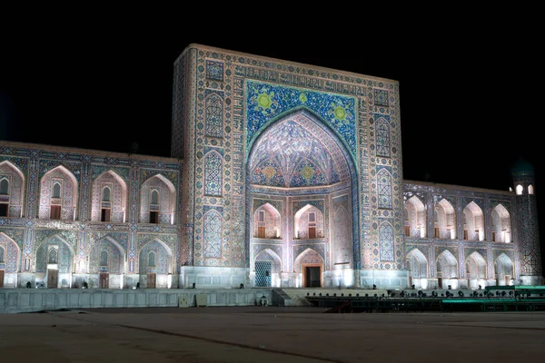乌兹别克斯坦撒马尔罕Registon广场上的Tillya Kori Madrasah和Ulugbek Madrasasi和Sherdor Madrasa — 图库照片
