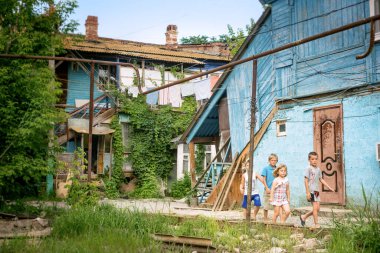 Astrakhan 'da sokakta yürüyen bir grup çocuk.