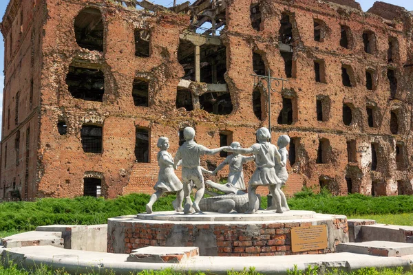 Posąg Kręgiem Dzieci Krokodyla Zniszczony Budynek — Zdjęcie stockowe