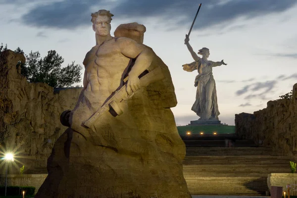 Estatua Patria Llama Mamayev Kurgan Estatua Del Soldado Con Arma —  Fotos de Stock