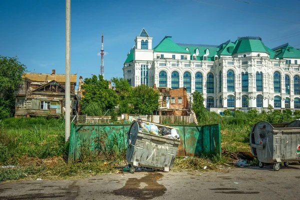 Het Contrast Van Russische Realiteit Oud Verlaten Huis Nieuw Modern — Stockfoto