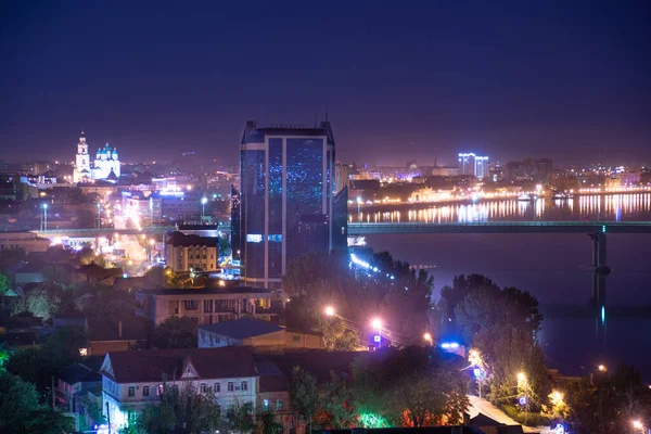 Gecenin manzarası çatıdan Astrakhan
