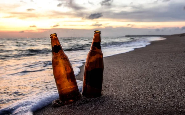 Fles bier op het strand — Stockfoto