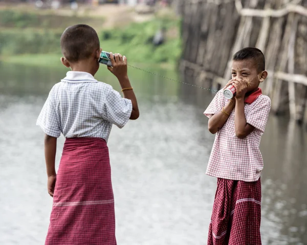 Asiático chicos hablando en un lata teléfono —  Fotos de Stock
