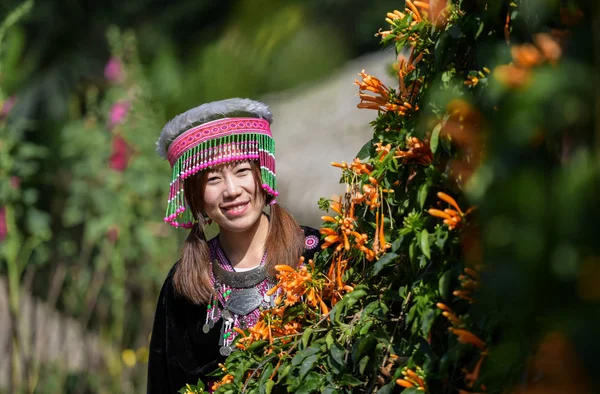 Karens girl with traditional clothes — Stock Photo, Image