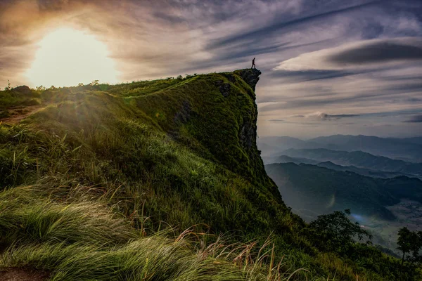 Dağ ve doğa ile gündoğumu sahne