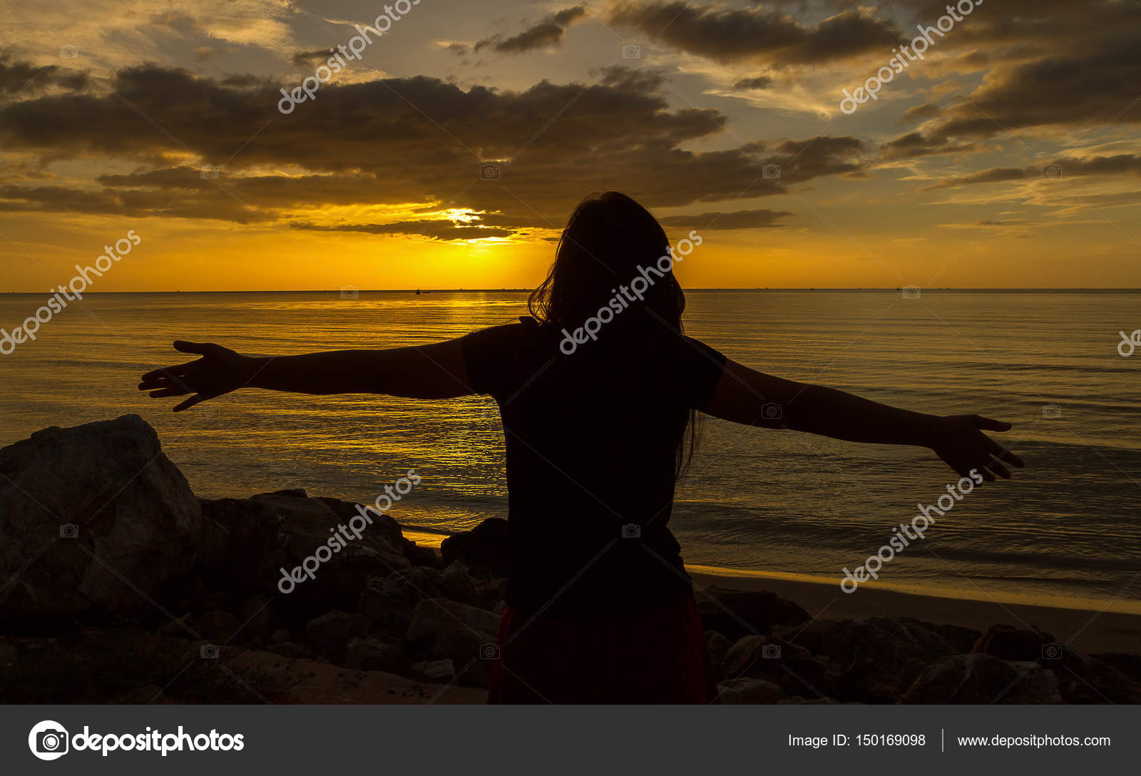 Silhueta de mulher triste preocupado ao pôr do sol