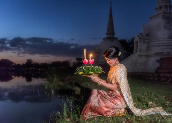 Loy Krathong Festival tradicional, mujer tailandesa celebrar kratong — Foto de Stock