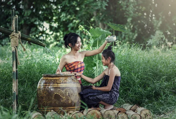 年轻的亚裔女子沐浴在热带的夏天 — 图库照片