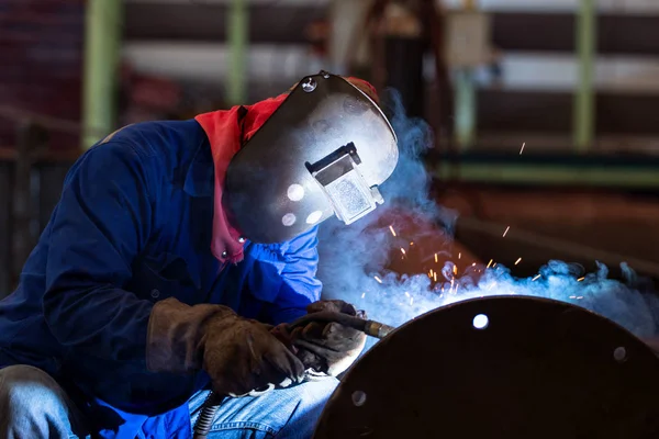 Svetsarbeten i fabrik — Stockfoto