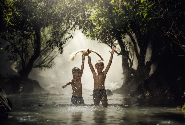 Des enfants attrapent le canard dans les ruisseaux, Thaïlande — Photo