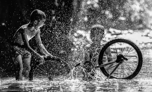 Zwei Jungen freuen sich über Spritztour vom Fahrrad — Stockfoto