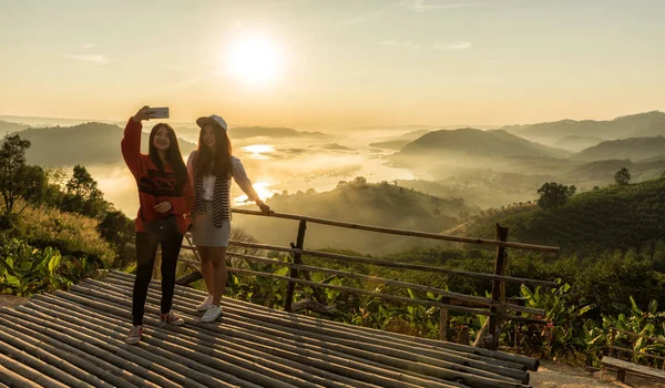 Vrouw nemen foto met smartphone bij berg — Stockfoto