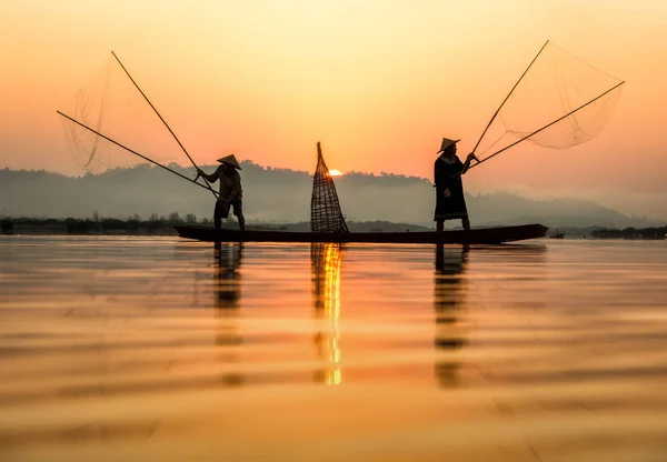 Visser in actie bij het vissen in het meer — Stockfoto