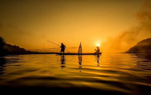 Pescador en acción al pescar en el lago — Foto de Stock