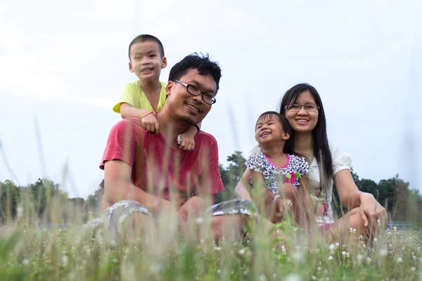 Atractivo asiático familia al aire libre estilo de vida — Foto de Stock