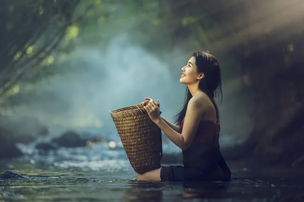 Mujer asiática en cascada, Tailandia — Foto de Stock