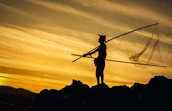 Pescatore al tramonto, Thailandia — Foto Stock