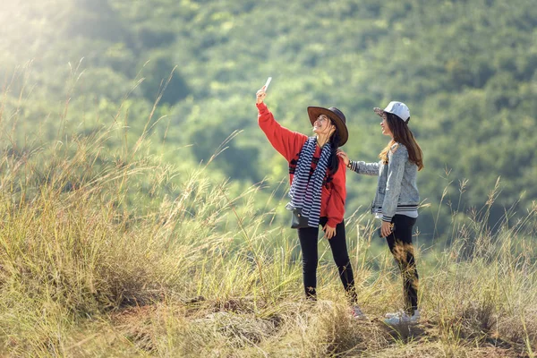 Dos joven turista toma selfie viaje — Foto de Stock