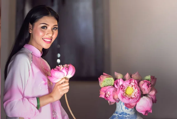 Porträtt av vietnamesisk flicka traditionella klä med lotus — Stockfoto