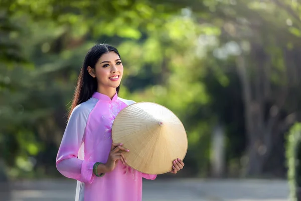 Portrait de fille vietnamienne robe traditionnelle — Photo