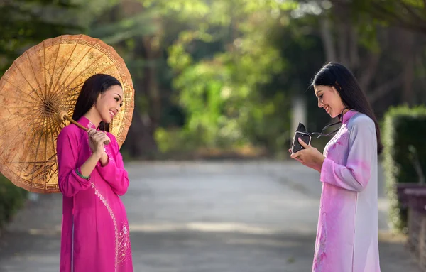 Portrait de fille vietnamienne robe traditionnelle avec caméra — Photo
