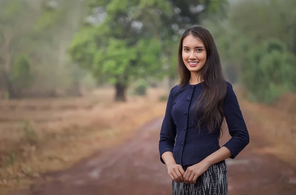 Femme locale thaïlandaise en milieu rural — Photo