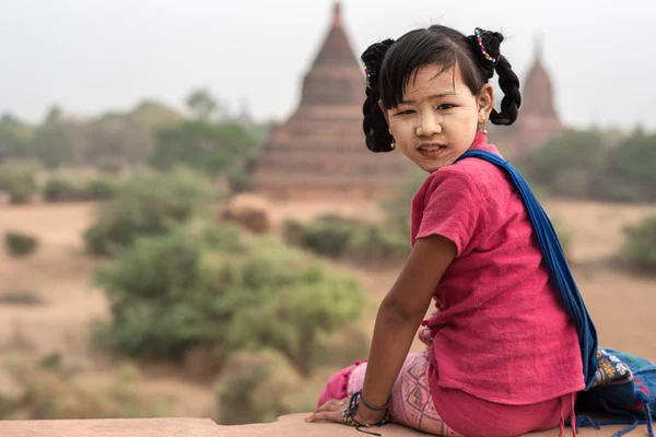 Barmské dívka na staré Bagan, Myanmar — Stock fotografie