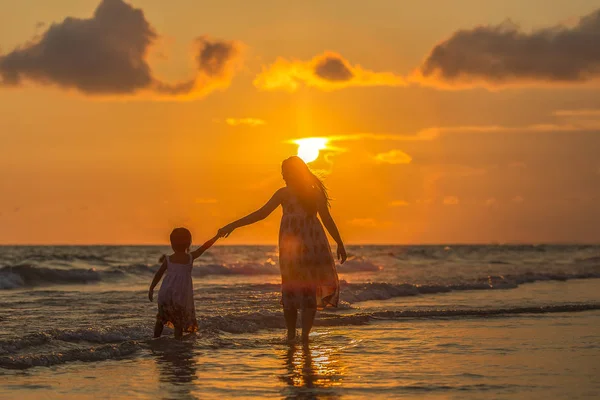 Mère avec sa fille sur la plage — Photo