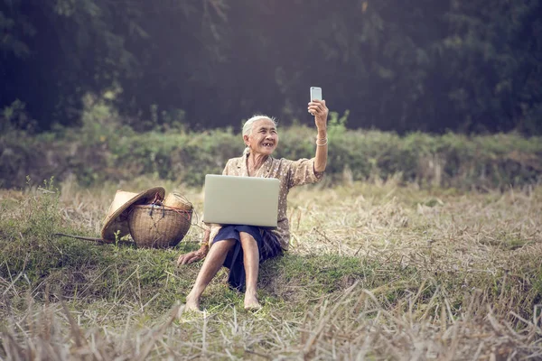 Asijské žena Selfie na venkově Thajska — Stock fotografie