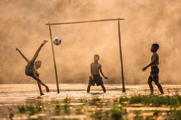 サッカー ボールを蹴る少年 — ストック写真