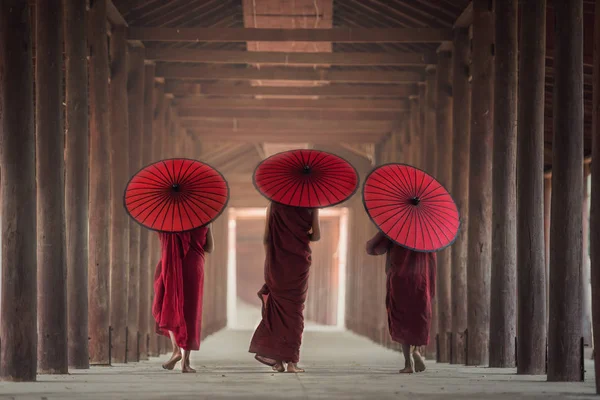 Buddhistický novic kráčí v chrámu, Myanmar — Stock fotografie