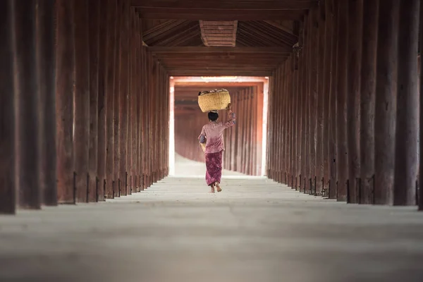 Burmese woman putting bamboo basket on head — Stock Photo, Image