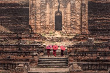 Budist çaylaklar tapınakta yürüyor, Myanmar.