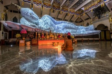 Büyük beyaz mermer nirvana Buda aydınlatma, Wat Pa Phu Kon, Udon Thani Tayland üzerinden tekstürlü