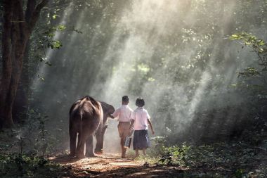 Öğrenci küçük Asyalı kız ve oğlan, Tayland 'da kırsal kesimde.