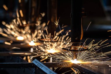 CNC LPG kesme işlemini kıvılcımlarla kapatın