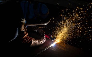 Kaynakçı endüstriyel otomotiv parçası fabrikada