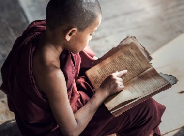 Genç Budist acemi rahip okuma ve çalışma odasında Manastırı