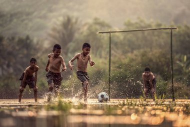 Bir futbol topu tekmeleme çocuk