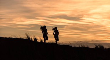 Sunrise çalışan genç fitness kadın