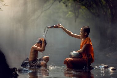 Küçük keşiş ve çocuk banyo dere, Nong Khai, Thailand. 