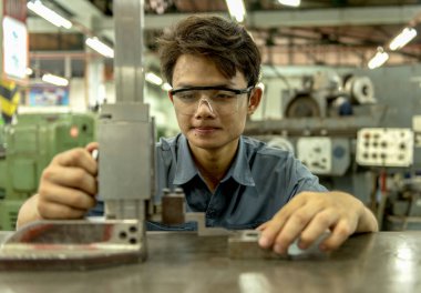 Denetim işleme bölümü ve yüksek ölçer çekle