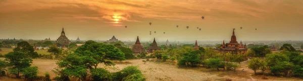 Balões de ar quente sobre o campo de pagodes Bagan, Myanmar — Fotografia de Stock