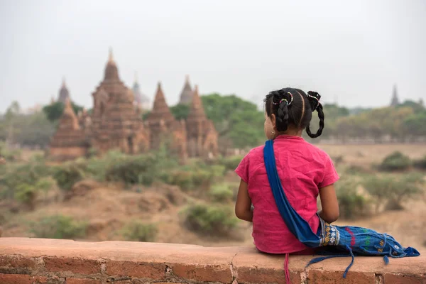 Chica birmana en Old Bagan, Myanmar — Foto de Stock