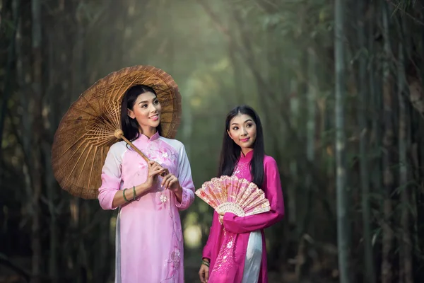 Porträtt av vietnamesisk flicka traditionell klädsel — Stockfoto